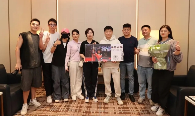 赵心童回到深圳，和家人合影。